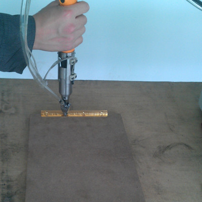 手持式鎖螺絲機在木制品的應(yīng)用